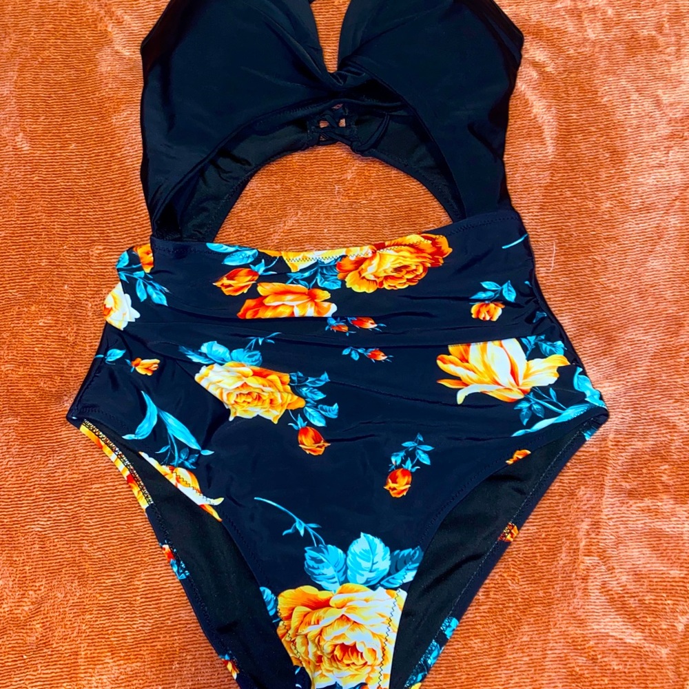 Beautiful one piece bikini. Push up!